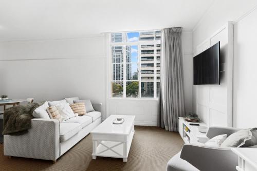 Skyline 1-Bed Retreat in Brisbane City - image 4