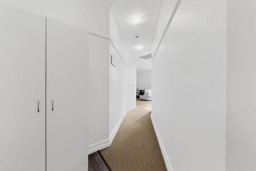 Skyline 1-Bed Retreat in Brisbane City - image 2