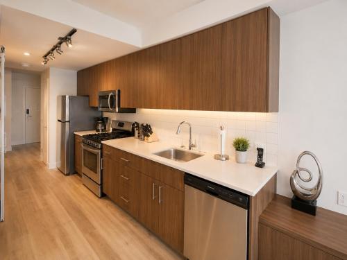 Bright Studio Near Airport & Downtown Sidney in Sidney (BC)