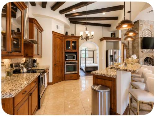 5 Star Grand Estate in Lone Star Forest Hideaway in McQueeney