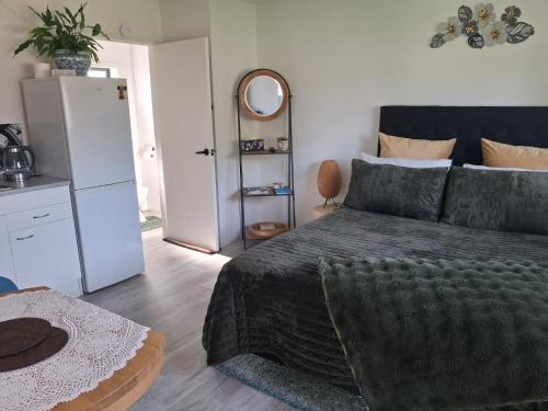 Private Studio providing a comfortable space – khách sạn tại Paraparaumu