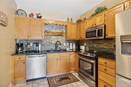 WP341 Whispering Pines in Pigeon Forge, USA