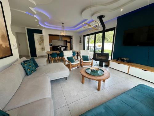 16 personnes - Jacuzzi -Wi-Fi Netflix - Parking - Location, gîte - Villenave-d'Ornon