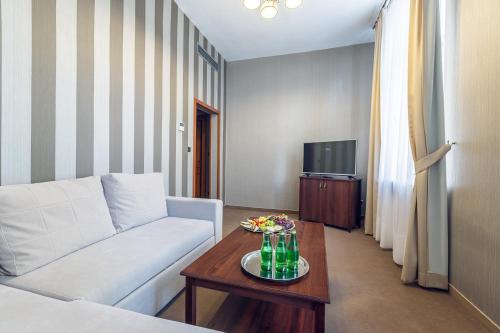 Hotel Royal Located in Stare Miasto (Old Town), Hotel Royal is a perfect starting point from which to explore Krakow (Cracow). Both business travelers and tourists can enjoy the hotels facilities and services. T