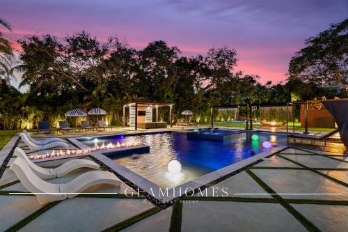 Epic Treehouse Villa - Pool - Jacuzzi - Pickleball – khách sạn tại North Miami