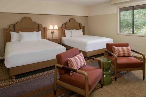 2 queen beds