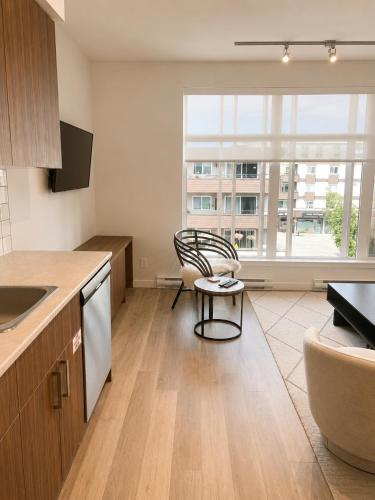 Central 1BR Condo in Sidney Near Airport & Shops in Sidney (BC)