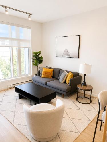 Central 1BR Condo in Sidney Near Airport & Shops in Sidney (BC)