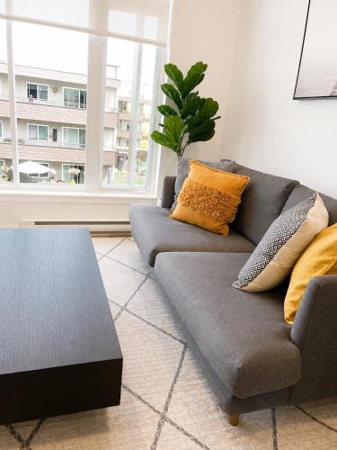 Central 1BR Condo in Sidney Near Airport & Shops in Sidney (BC)