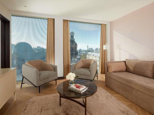 St Martins Lane Room Type - One-Bedroom Suite with City View
