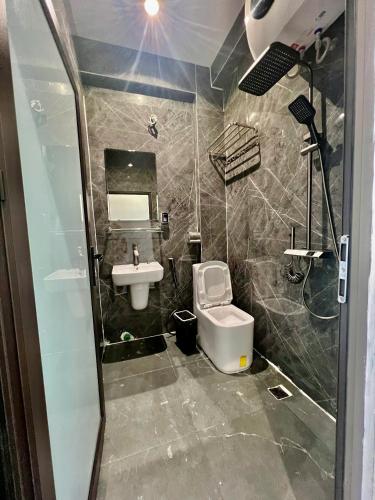 Shower, Hanoi Backpacker Home in Dong Xuan Market