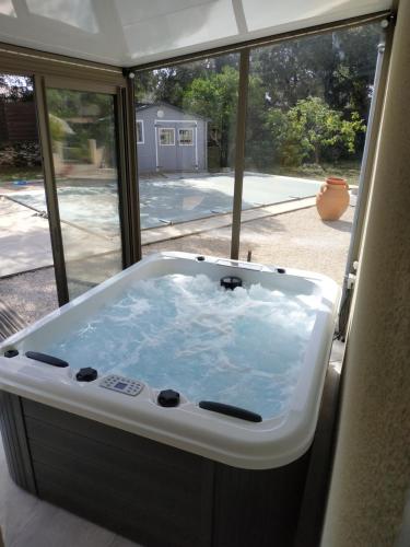 Karstais baseins, VILLA 30MN MER, CLASSE, CALME, TOTALE INTIMITE, PISCINE, HAMMAM & JACUZZI 8 Pers in Beaulieu (Languedoc-Roussillon)