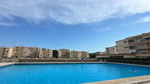 Quiet ground-floor apartment, residence with swimming pool