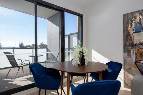 Doncaster East 2BR Apt with car park in Doncaster