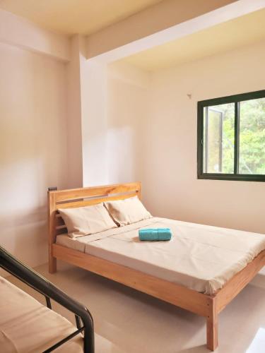 1 king bed, 1 bunk bed