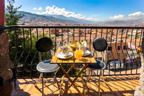 Inti Qhawa with views of the Andes in Historic Center