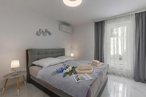 Luxury Pool Apartment With Sea View - Happy Rentals - image 3