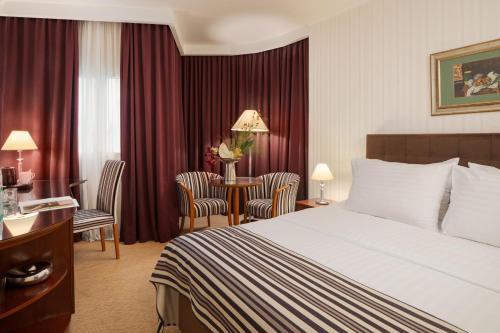 1 queen bed
