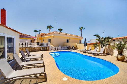 Spacious Villa Victoria Heated Pool