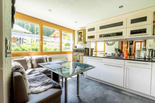 Hot Tub Chalet with BBQ netx to Gondola Nature and near Spiez in Diemtigen