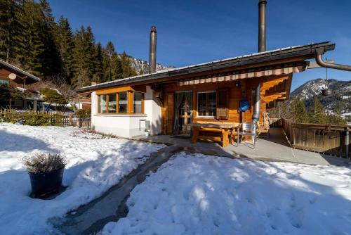 Hot Tub Chalet with BBQ netx to Gondola Nature and near Spiez in Diemtigen