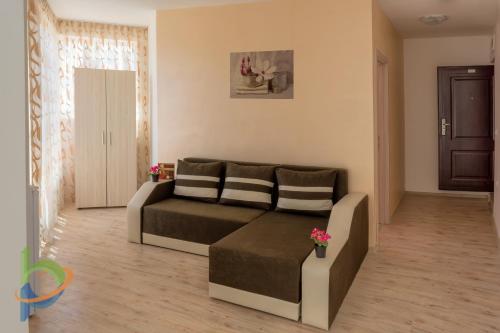 Vanilla Garden Apartments - image 2