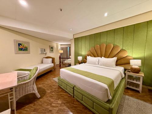 1 double bed, 2 twin beds