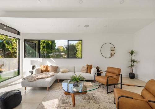 Freshly Built Near Universal Studios and Hollywood - Private Garage and Driveway Parking with Pool in Encino
