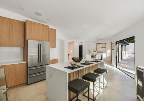 Freshly Built Near Universal Studios and Hollywood - Private Garage and Driveway Parking with Pool in Encino