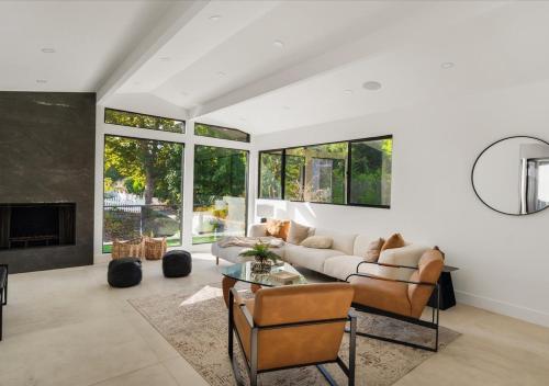 Freshly Built Near Universal Studios and Hollywood - Private Garage and Driveway Parking with Pool in Encino