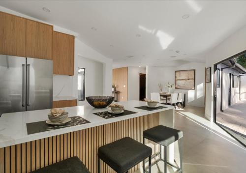 Freshly Built Near Universal Studios and Hollywood - Private Garage and Driveway Parking with Pool in Encino