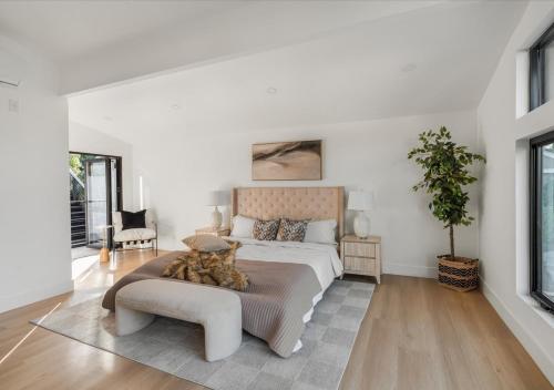 Freshly Built Near Universal Studios and Hollywood - Private Garage and Driveway Parking with Pool in Encino