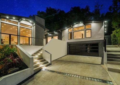 Freshly Built Near Universal Studios and Hollywood - Private Garage and Driveway Parking with Pool in Encino