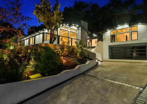 Freshly Built Near Universal Studios and Hollywood - Private Garage and Driveway Parking with Pool in Encino