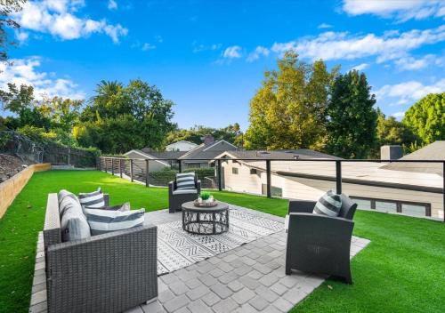 Freshly Built Near Universal Studios and Hollywood - Private Garage and Driveway Parking with Pool in Encino