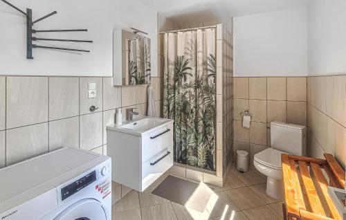 Vannas istaba, Amazing Apartment In Nowe Warpno With Wifi in Nowe Warpno