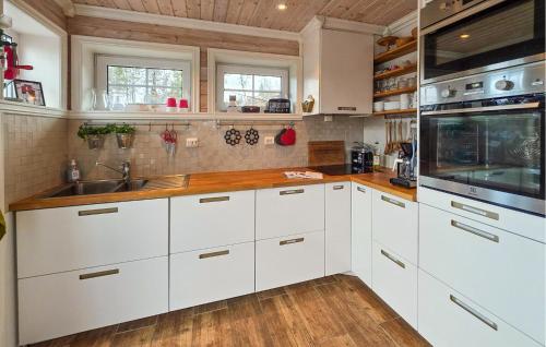 kuchyně, Lovely Home In Edland With Sauna in Edland