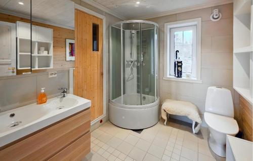 Koupelna, Lovely Home In Edland With Sauna in Edland