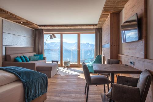 Skats, Panorama Alm in Dorf