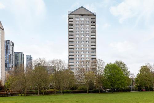 The Canary Wharf Collection - image 9