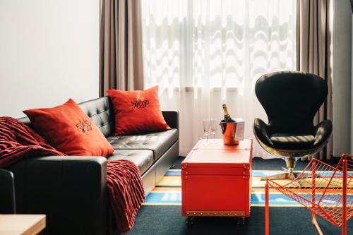 1 queen bed, 1 sofa bed