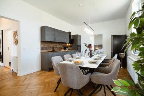 Shared lounge/TV area, Luxus Apartments - Perfekt fur Familien & Gruppen - Zentrale Lage & Parkplatz in Bad Sooden-Allendorf