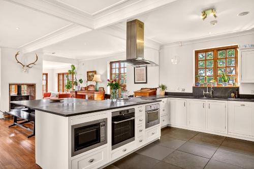 кухня, Ballimore Farm Estate - House with heated pool in Тейнілт