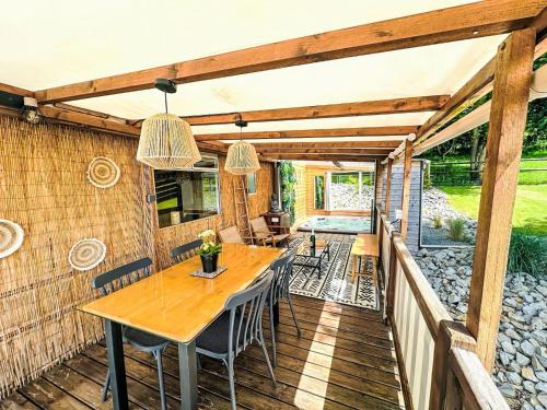 Erkély/terasz, Apartment Mobilheim mit privatem Premium-Jacuzzi by Interhome in Tourville-Sur-Arques