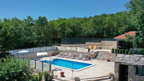 Peldbaseins, Holiday Home Stari Dom Ivkosic by Villas Guide in Podbablje
