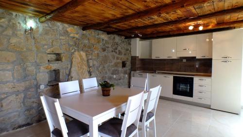 virtuve, Holiday Home Stari Dom Ivkosic by Villas Guide in Podbablje