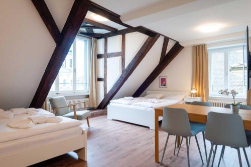 2 queen beds