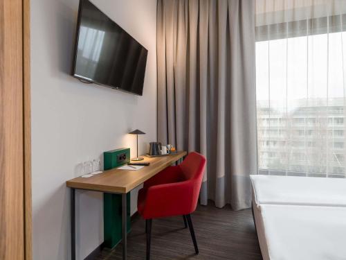 Comfort Queen Room - Mobility Accessible