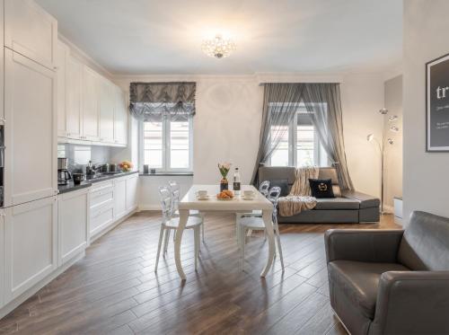 Golden Apartments Warsaw - Elegant Stay, Podwale Street, Warschau