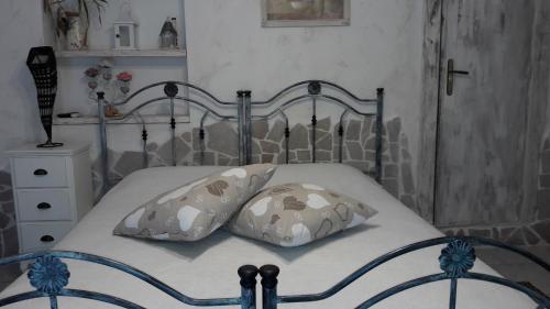 1 queen bed, 2 bunk beds